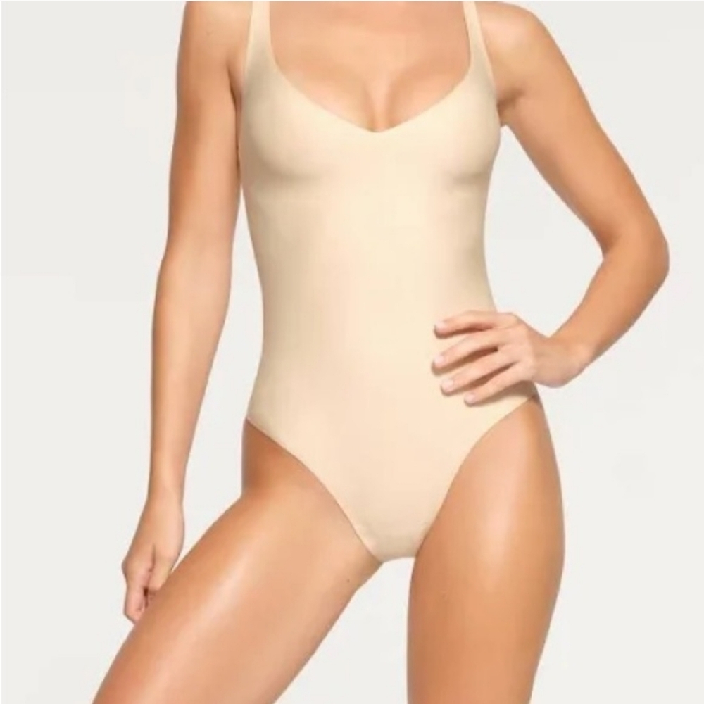 NWT SKIMS BODY UNLINED PLUNGE THONG BODYSUIT SAND Medium